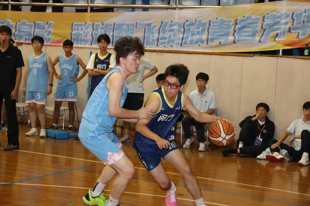 篮球赛场上球员们尽展拼搏精神，赛波激扬