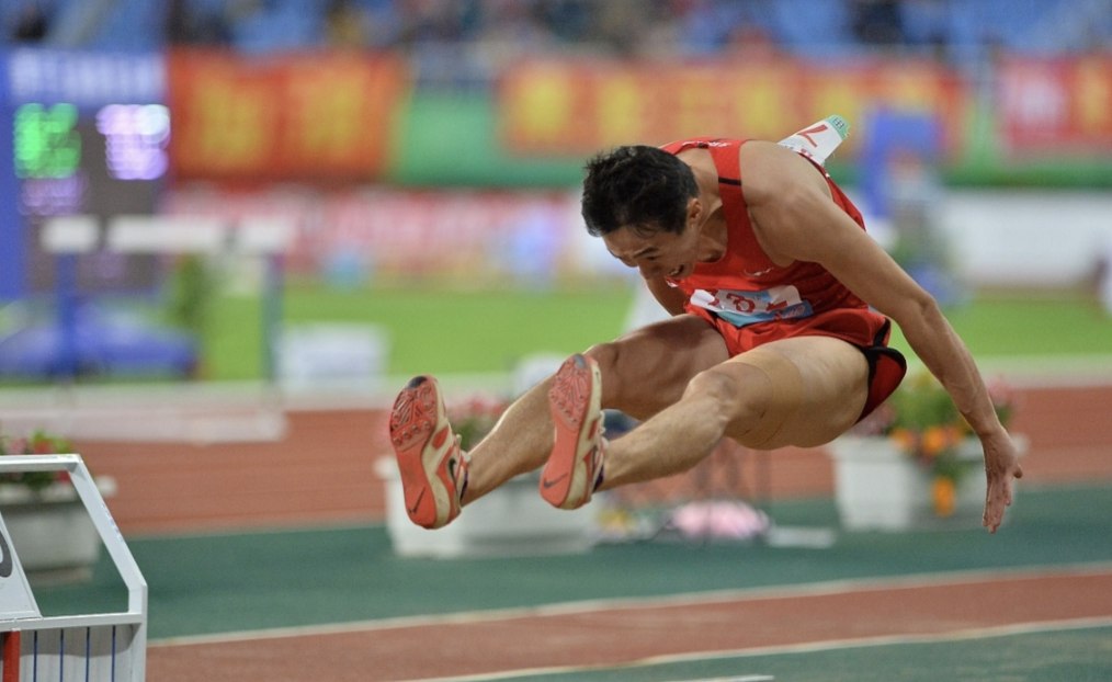 包含田径比赛中长跑选手顽强拼搏，努力冲刺的词条