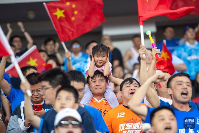 包含激情澎湃，女足冠军奖杯争夺战激烈开启的词条