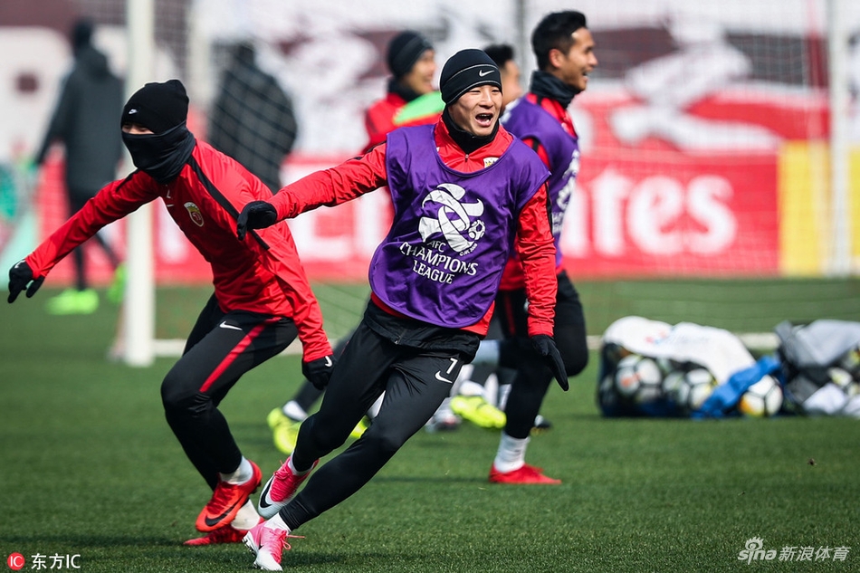 上港队球员集体训练备战接下一场比赛! 上港队球员集体训练备战接下一场比赛!