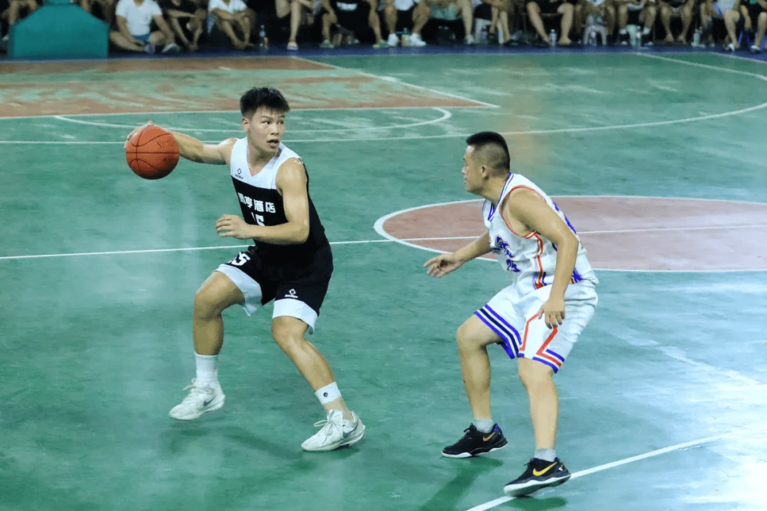 球员在比赛中运用智慧和技艺，获得胜利