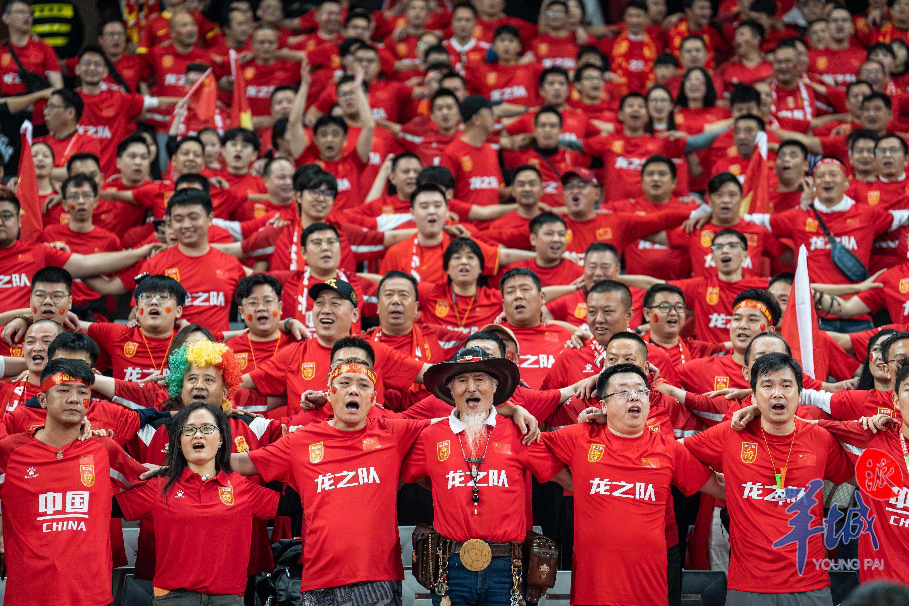 足球赛球迷狂热支持，现场气氛火爆