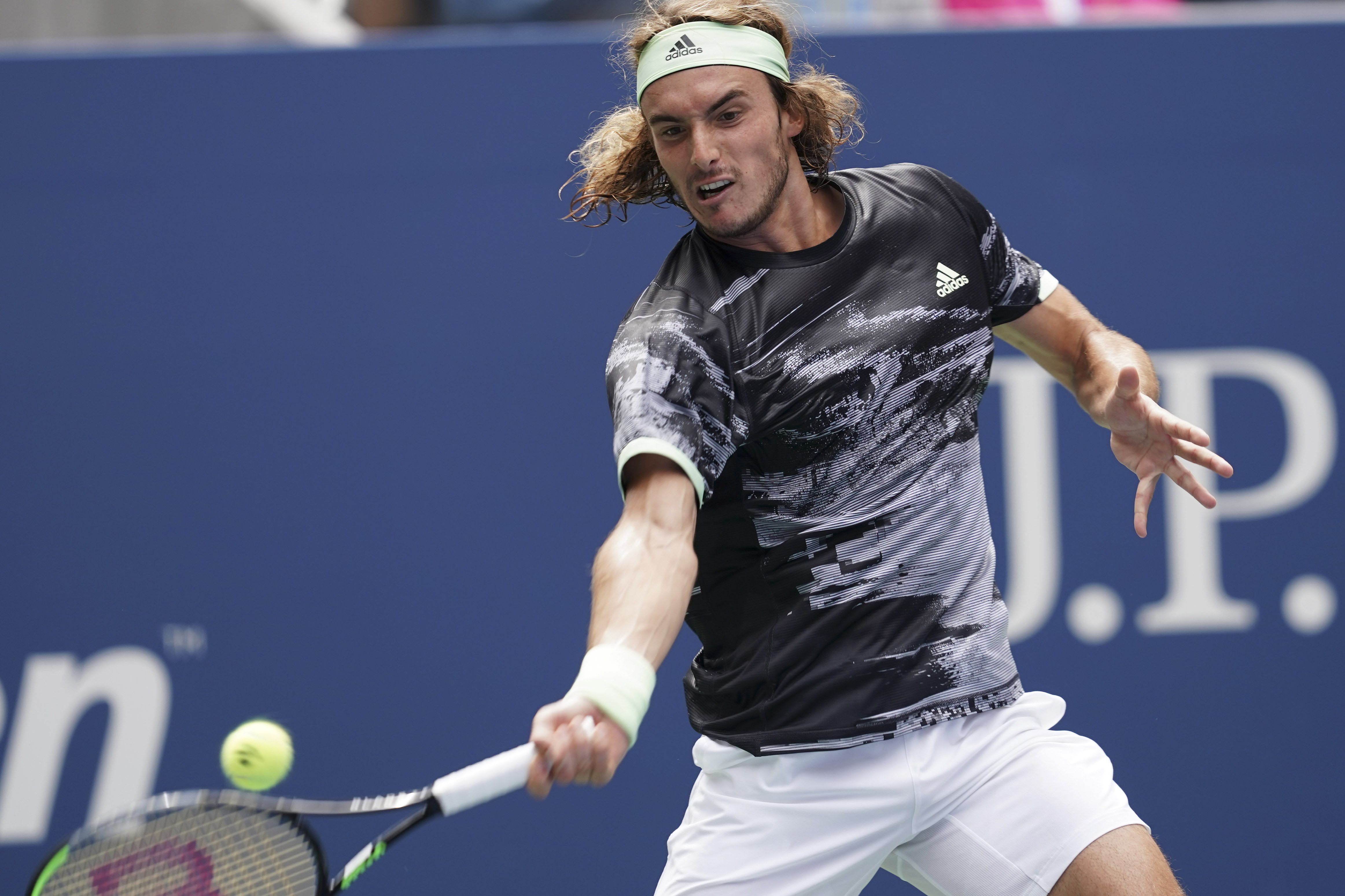 关于美国网球队轻取欧洲网球队，西西帕斯打破历史纪录的信息