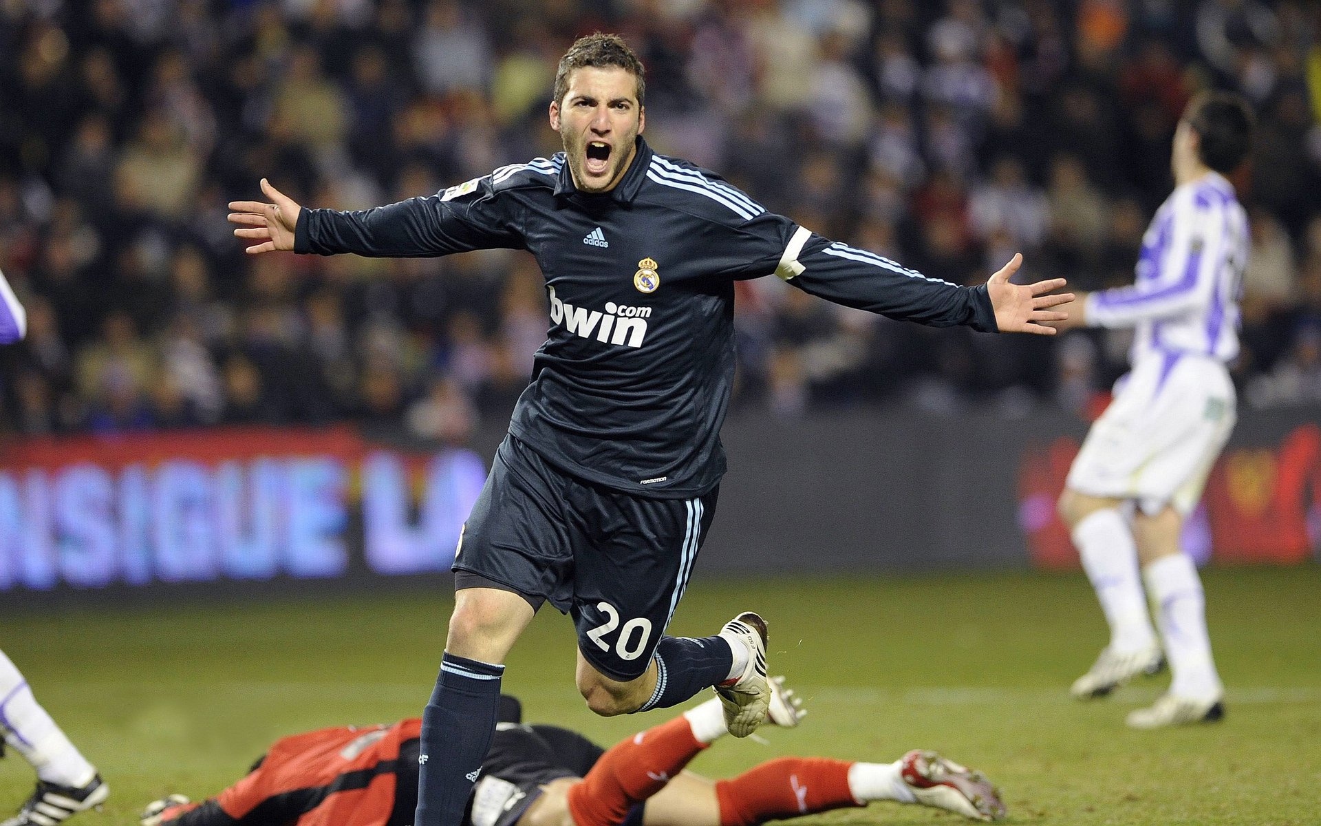 PG电子APP-欧冠半决赛之夜，富安健洋打出生涯之夜，亚洲铁卫的封神之战