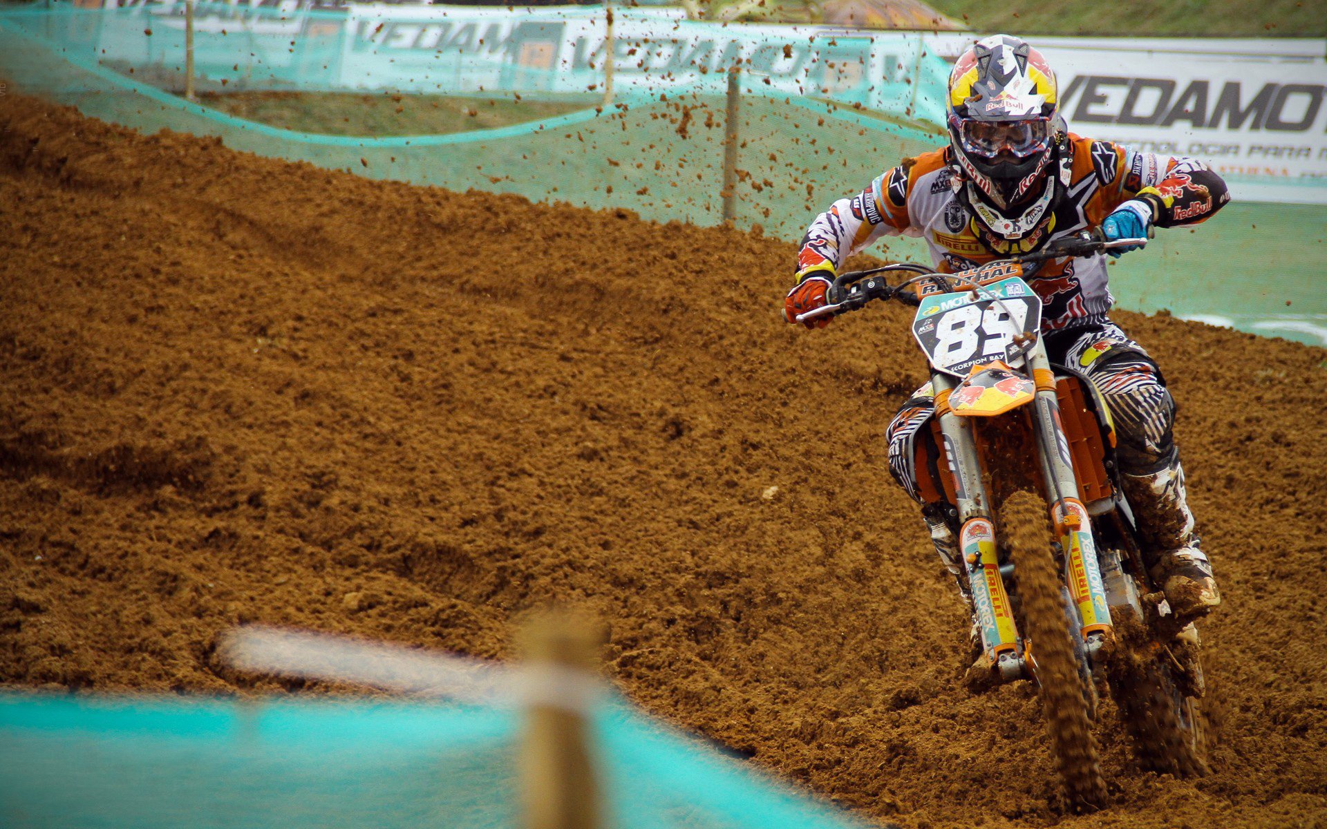 PG中国官网-赛道上的艺术，阿隆索驾驭阿斯顿马丁鏖战哈斯，惊艳四座